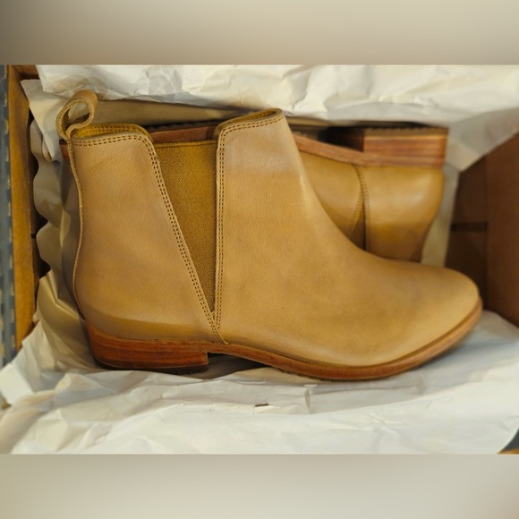 Nisolo Almond Eva Everyday Chelsea Leather Boots - Picture 15 of 16